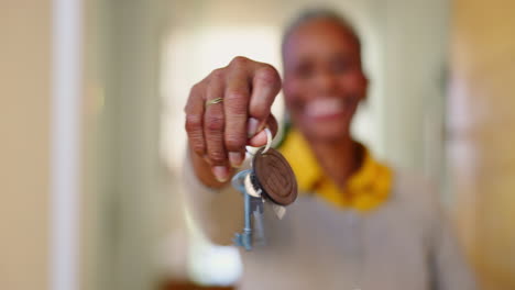 casa nueva, mujer anciana y llaves con bienes raíces