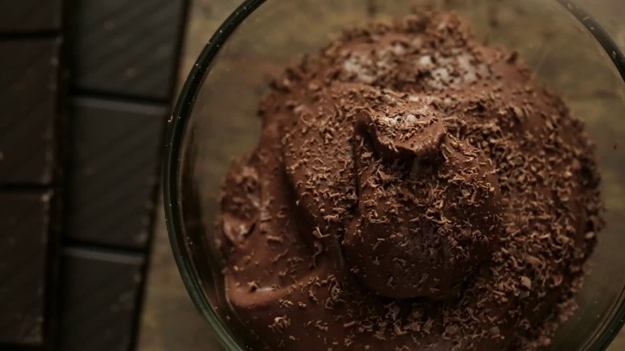 초콜릿 은 음식 이 들어 있는 그 ⁇  위 에  ⁇ 어져 있다