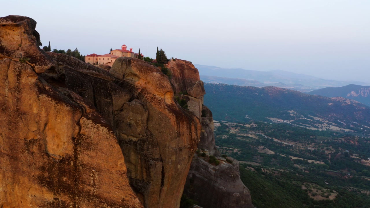 Imponentes Formações Rochosas de Meteora Durante o Pôr do Sol na Grécia. - plano aéreo