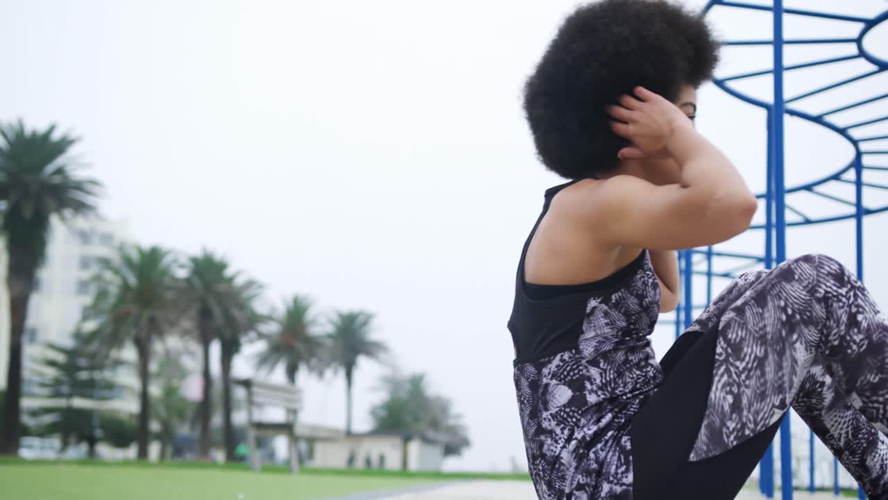 mujer de raza mixta trabajando en los muelles