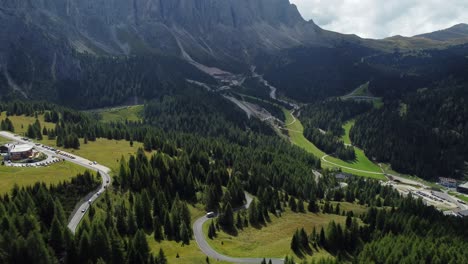 una toma de avión no tripulado hacia atrás de la gran carretera de los dolomitas en italia