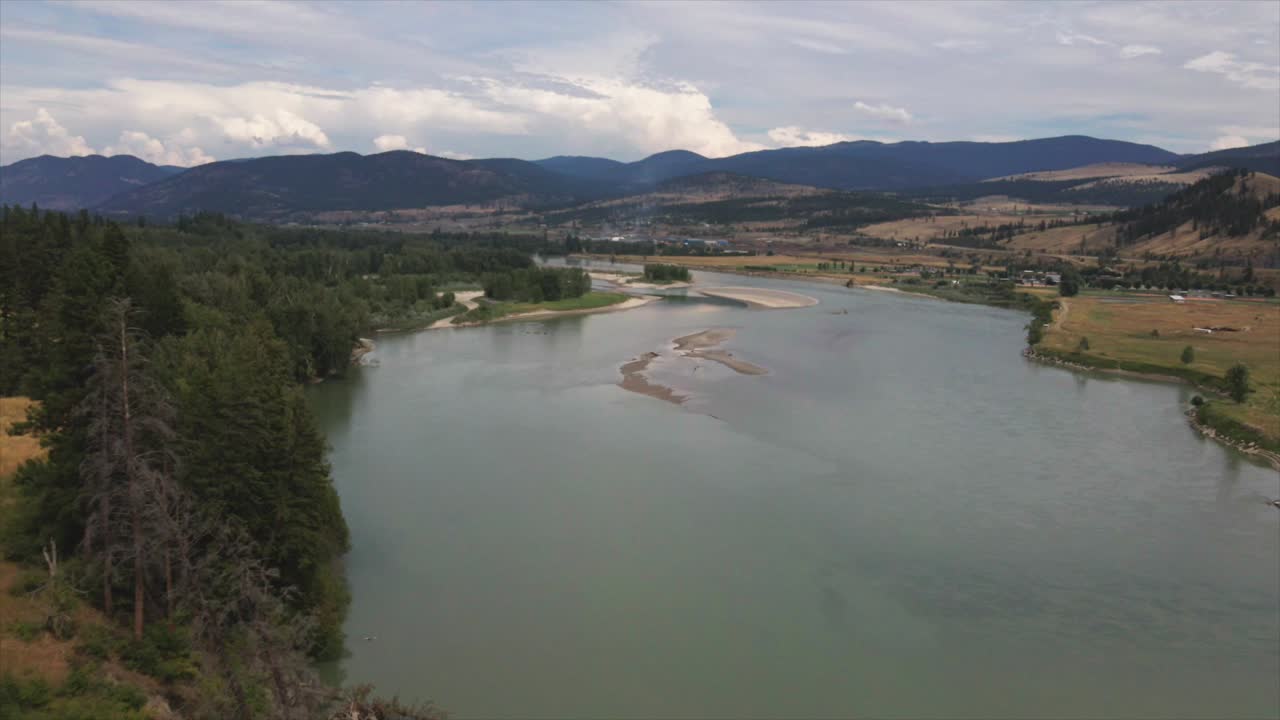escena cinematográfica del río thompson cerca de kamloops en un día nublado en el verano, en