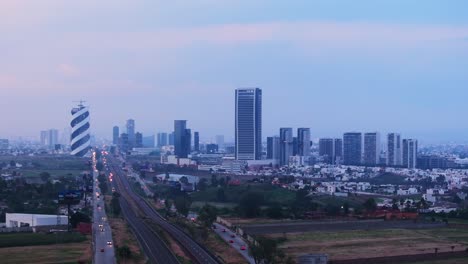 puebla méxico horizonte del centro de la ciudad en la hora azul oscuro crepúsculo, aumento aéreo establecer