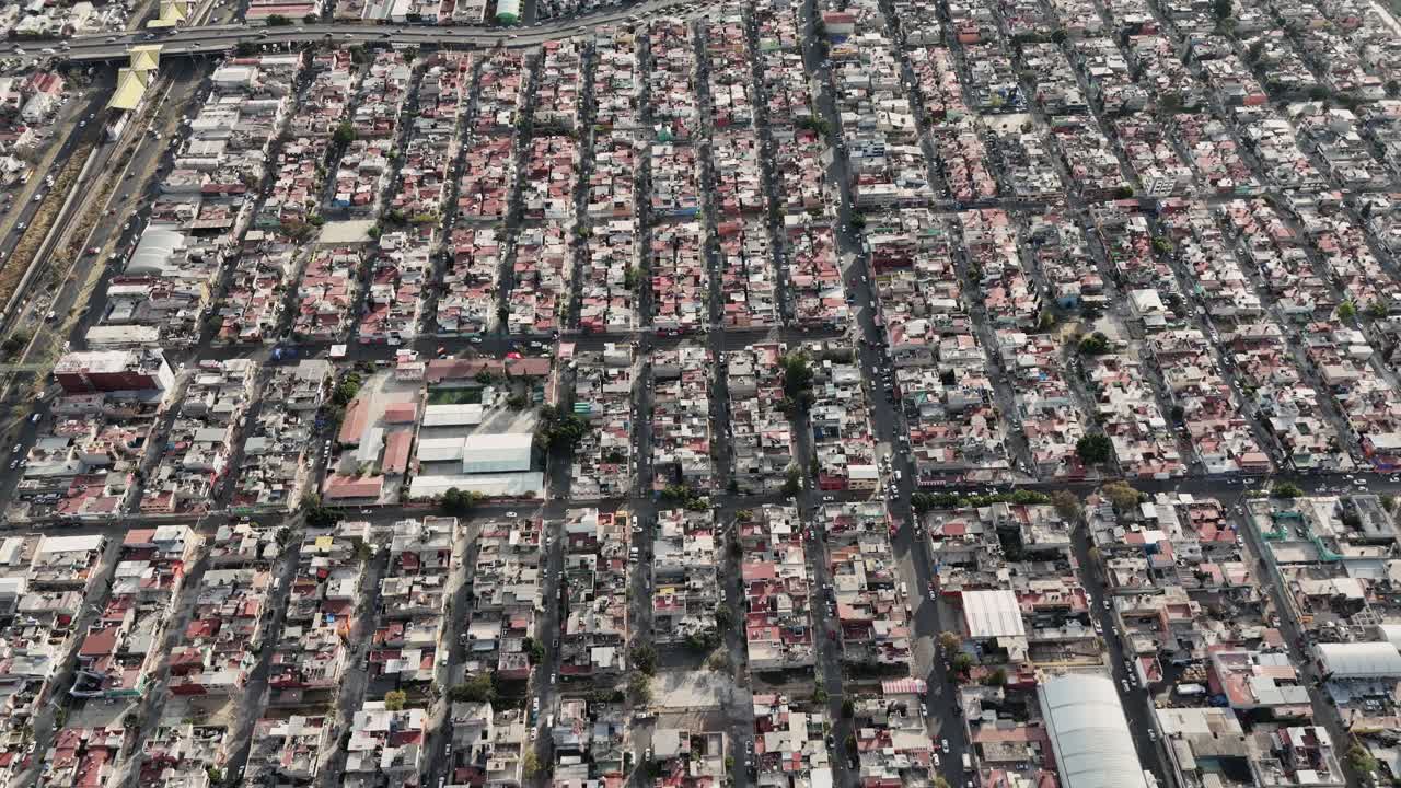 imágenes de drones que muestran las calles abarrotadas de ecatepec, méxico