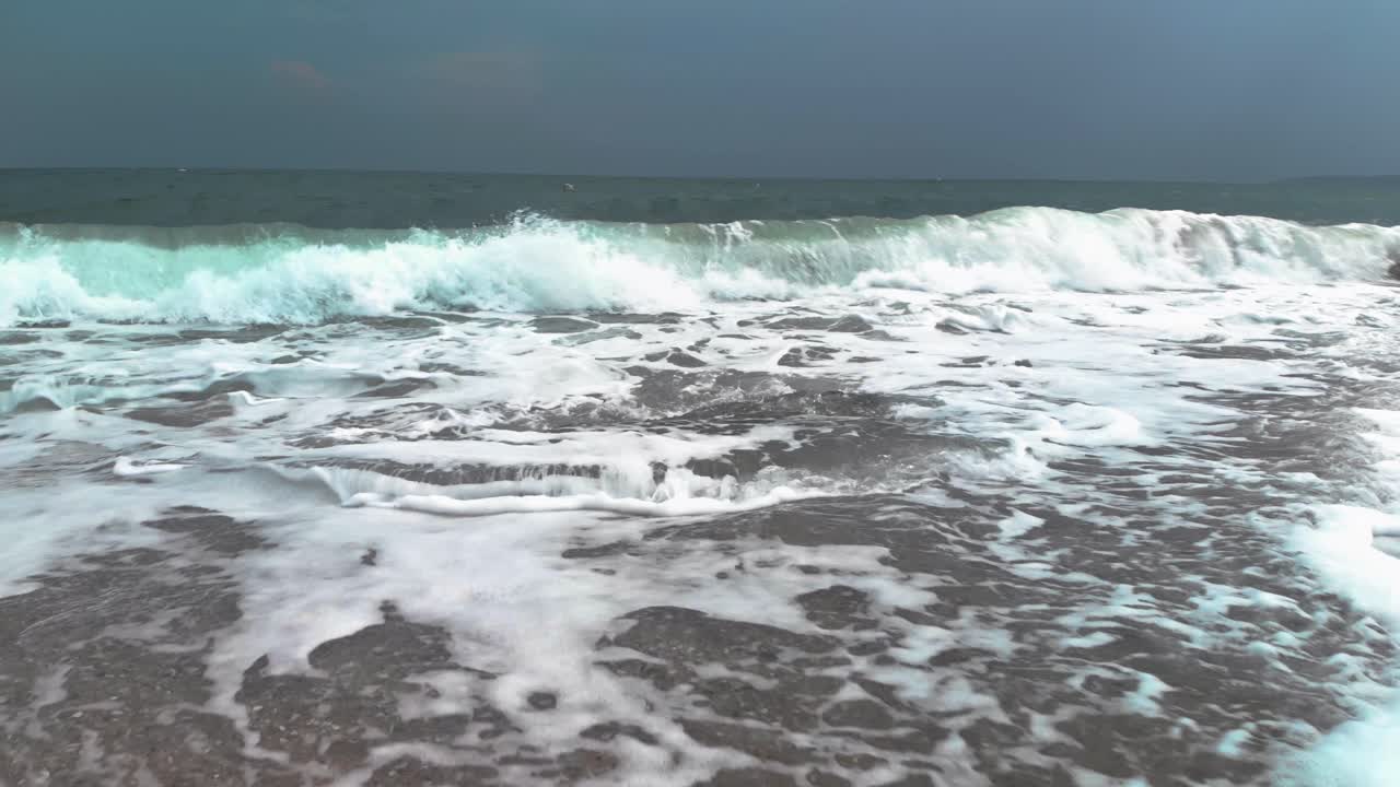 불가리아 소조폴의 흑해 해변에서 흐린 날 물 가까이에서 촬영