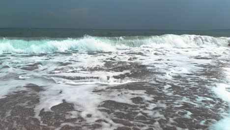 filmando cerca del agua en un día nublado en la playa del mar negro en sozopol, bulgaria