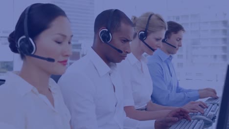 animación de la placa de circuito del procesador sobre personas de negocios que usan auriculares telefónicos