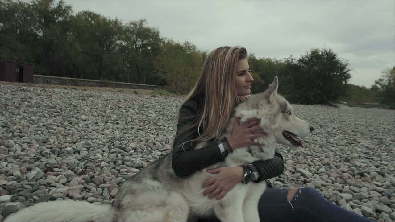 공원에서 여자와 허스키 개