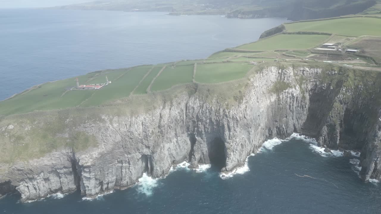 ponta do cintrao, altos acantilados rocosos, isla de sao miguel, archipiélago de las azores, portugal
