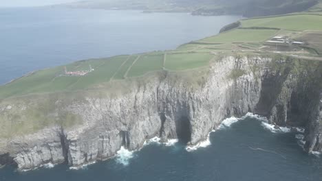 Altos-Acantilados-Rocosos-De-Ponta-Do-Cintrao,-Isla-De-São-Miguel,-Archipiélago-De-Azores,-Portugal