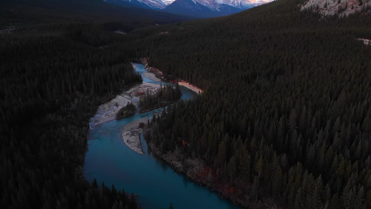 increíble drone gimbal vista del río de agua azul-turquesa y la cordillera cubierta de nieve de nordegg