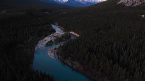 Erstaunliche-Drohnen-Gimbal-Aussicht-Auf-Den-Blau-türkisen-Wasserfluss-Und-Die-Schneebedeckte-Nordegg-Bergkette