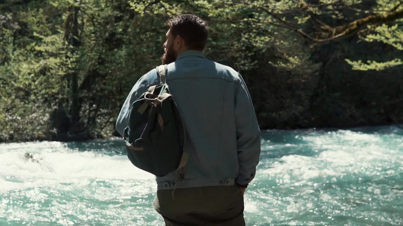 숲 속 의 강 을 따라 산책 하는 사람