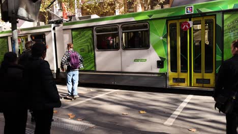 un patinador se sube a un tranvía en melbourne