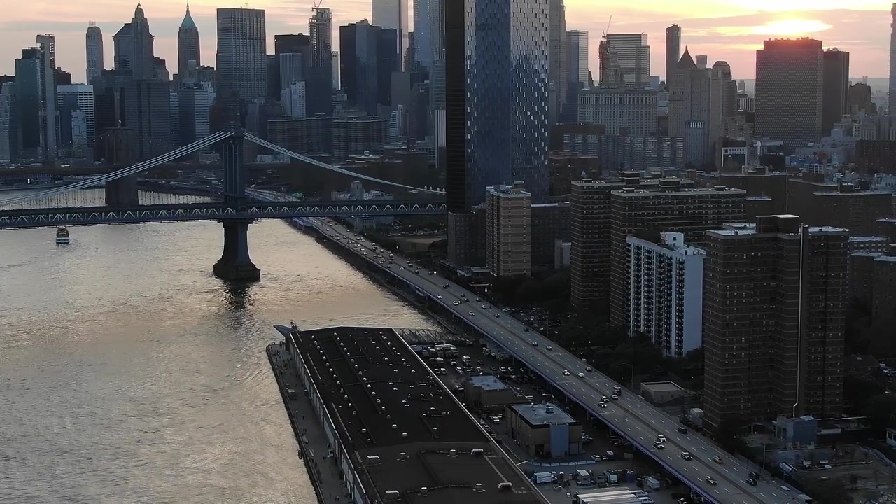 Horizonte de la ciudad de Nueva York al atardecer con el Puente de Brooklyn.