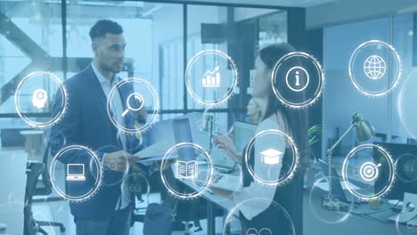 animación del icono en círculos sobre diversos compañeros de trabajo compartiendo ideas en la oficina