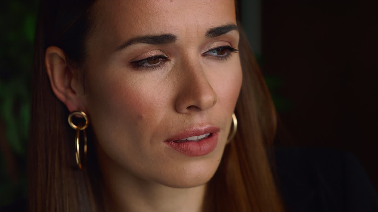 mujer de negocios posando ante la cámara. mujer elegante en primer plano mirando hacia otro lado