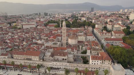 Aérea:-Catedral-De-San-Domnio-En-Split-Con-Un-Paisaje-Urbano-Histórico-Como-Telón-De-Fondo