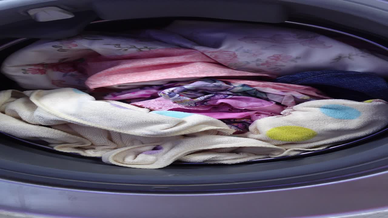 세탁기 에 있는 옷