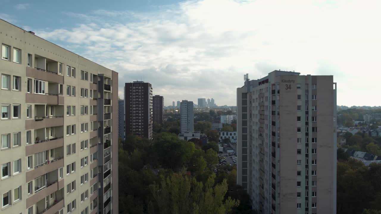 마리몬트 루다 주택 단지 바르샤바의 아파트, 폴란드의 공산주의 아파트 블록