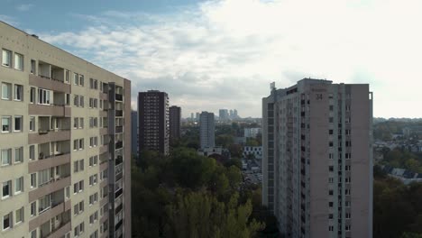 Apartamentos-En-La-Urbanización-Marymont-Ruda-En-Varsovia,-Bloque-De-Pisos-Del-Comunismo-En-Polonia