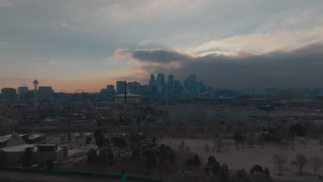 Luftaufnahme-Eines-Boom-Shots-Der-Innenstadt-Von-Denver-Bei-Sonnenaufgang