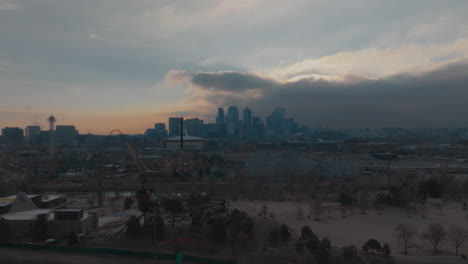 vista aérea del boom shot del centro de denver al amanecer
