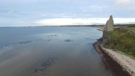 Ruinas-Del-Antiguo-Castillo-En-Un-Acantilado-Con-Vistas-Al-Lago,-Escocia