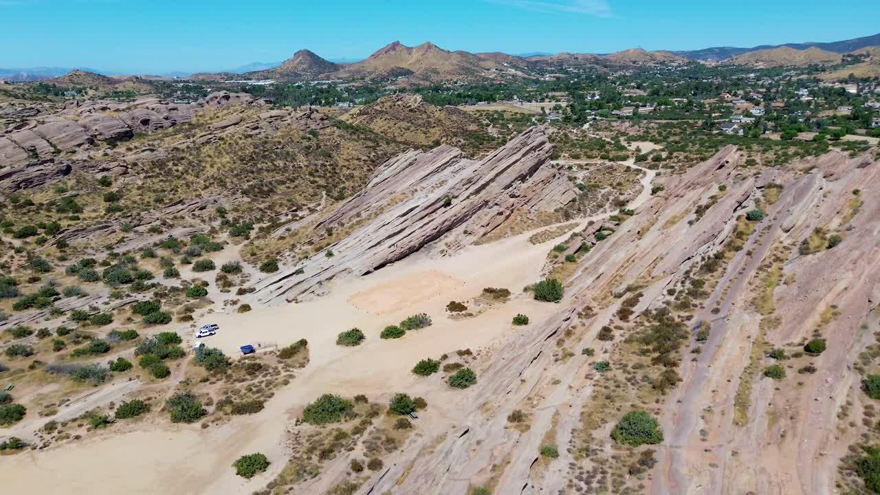 바스케스 바위 (vasquez rocks) 는 캘리포니아 로스앤젤레스 외 ⁇ 의 유명한 촬영 장소로  ⁇ 한 바위 형성을 특징으로 합니다.