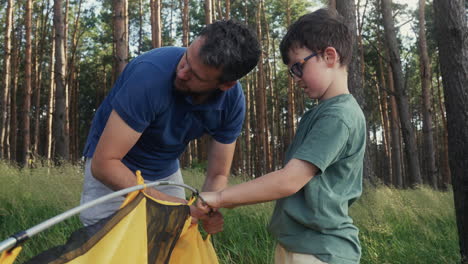 acampar en familia en la naturaleza