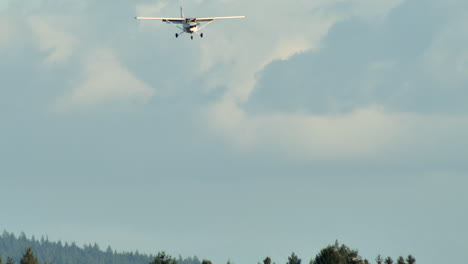 Cessna-172-En-Vuelo-Acercándose-Para-Aterrizar-En-La-Pista-Del-Aeropuerto-Cypk-En-Canadá