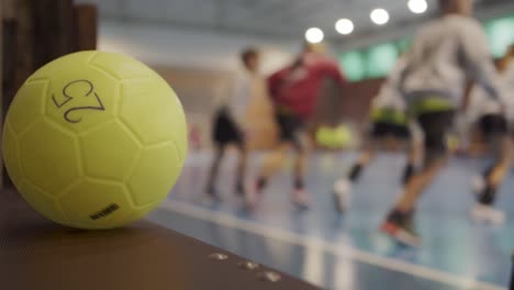 Toma-Estática-De-Un-Balonmano-Amarillo