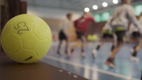 toma estática de un balonmano amarillo