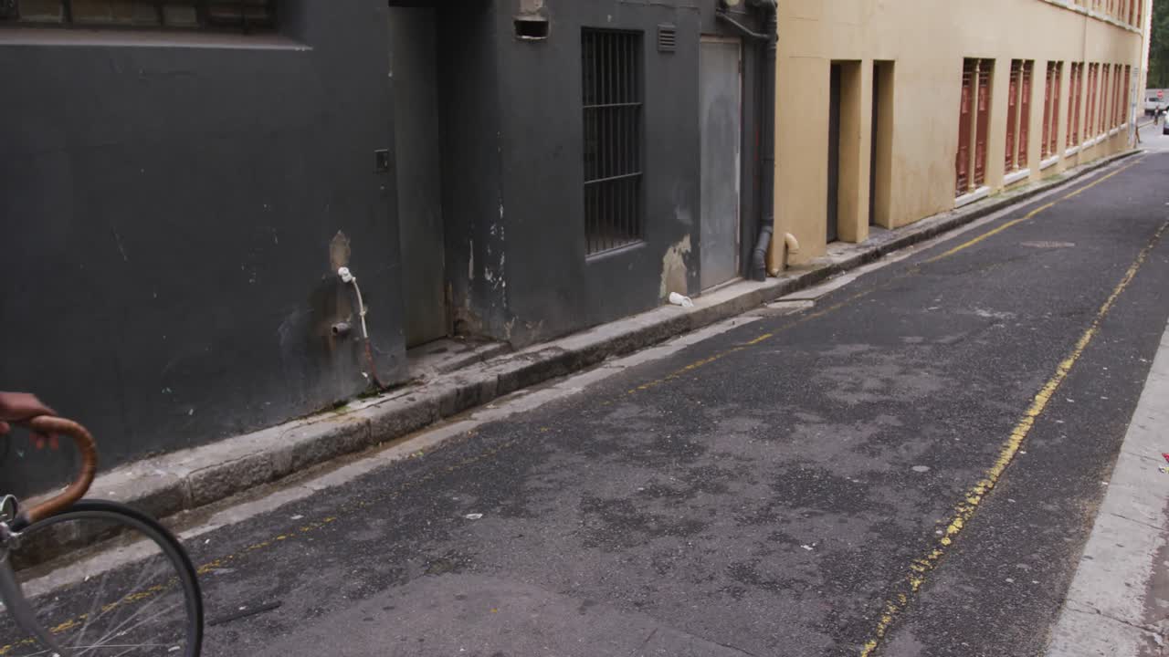 길거리에서 자전거를 타고 마스크를 쓴 아프리카계 미국인 여성