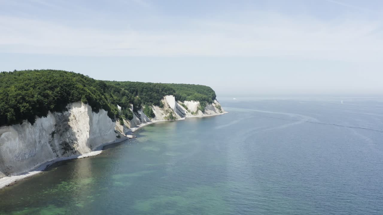 воздушный снимок с беспилотника меловых скал на рюген-рюген в германии в красивом свете с зеленой и голубой морской водой, европа