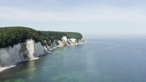 toma aérea de drones de los acantilados de tiza en ruegen rügen en alemania en una hermosa luz con agua de mar verde y azul, europa