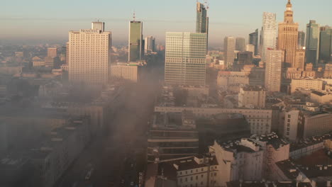 Absteigend-Vorwärts-Fliegen-über-Der-Morgendlichen-Stadt.-Aufschlussreiche-Hochhäuser,-Die-Von-Der-Hellen-Aufgehenden-Sonne-Beleuchtet-Werden.-Warschau,-Polen