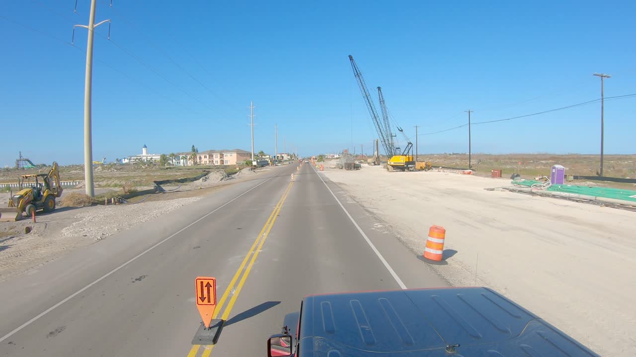 화창한 날 도로 건설 구역을 운전하는 동안 차량의 옥상 전망