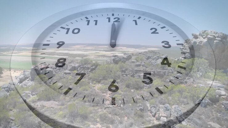 Fotogrammi che iniziano con uno strato di orologio trasparente, lancette che girano, spostamento aereo, escursionista in movimento che segna l'ora della tecnologia