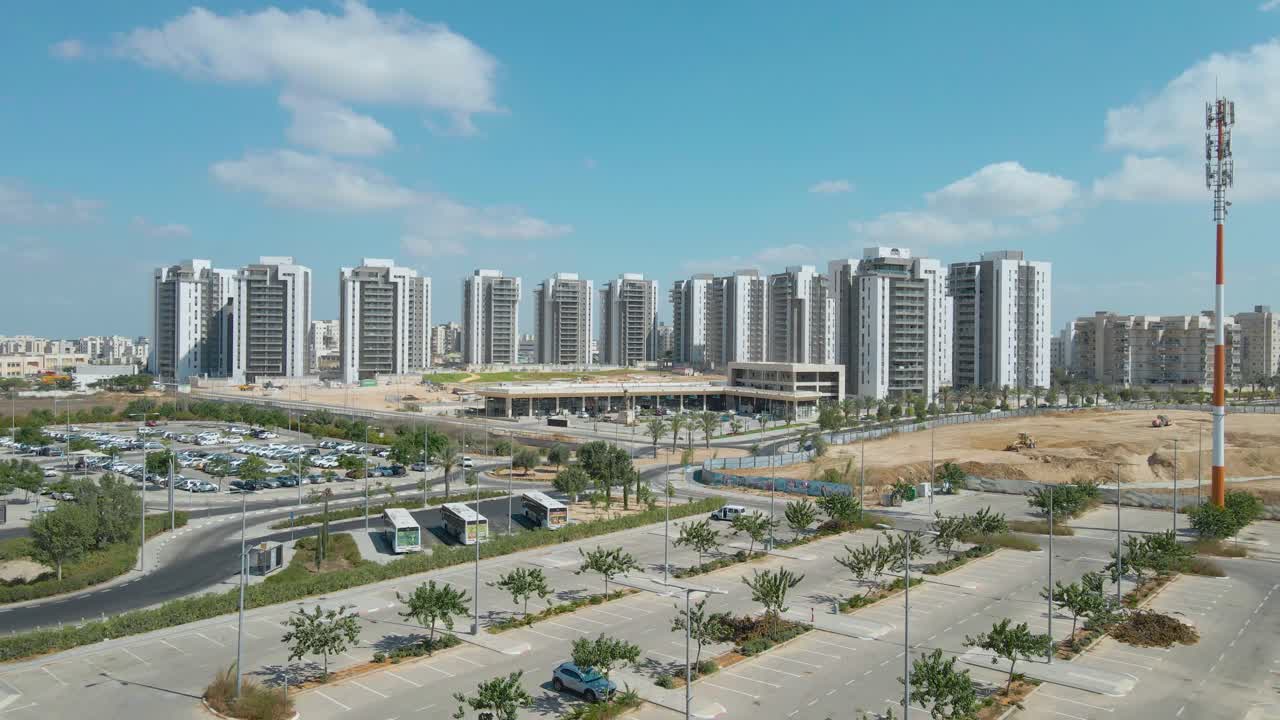 toma aérea de dolly fuera del barrio de manhattan en la ciudad de netivot