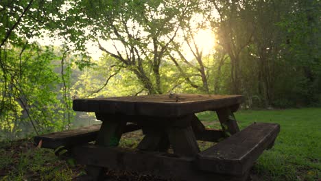 mesa de picnic olvidada bañada en los rayos del sol de la mañana