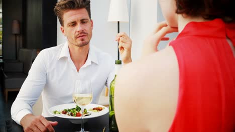 pareja interactuando entre sí durante el almuerzo
