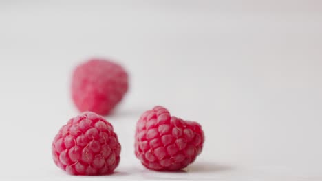 las frambuesas rojas húmedas que caen