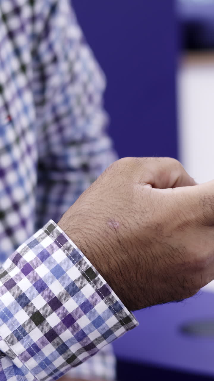 la mano de un hombre con una cicatriz