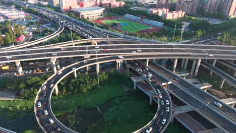 Fotografía-Aérea-De-Vías-De-Transporte-Urbano,-Conducción-De-Vehículos-Aéreos-En-Pasos-Elevados-Urbanos