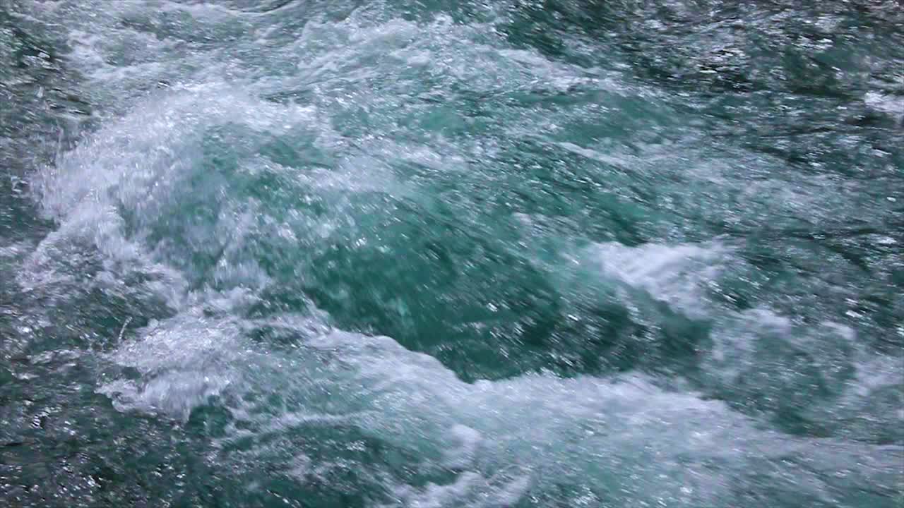 느린 움직임의 클로즈업으로 산 강 물