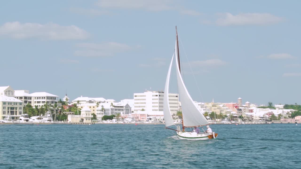 bermudas, hamilton harbour, velero llegando al muelle, con el horizonte de la ciudad al fondo
