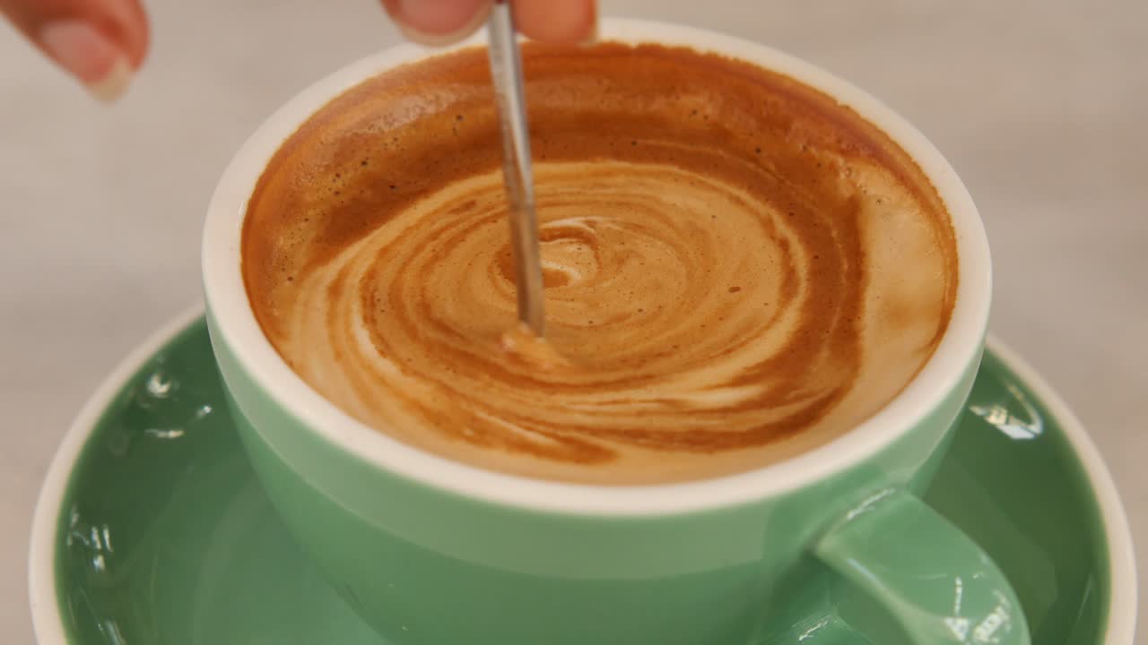 커피 컵 에 있는 라테 아트 의 클로즈업
