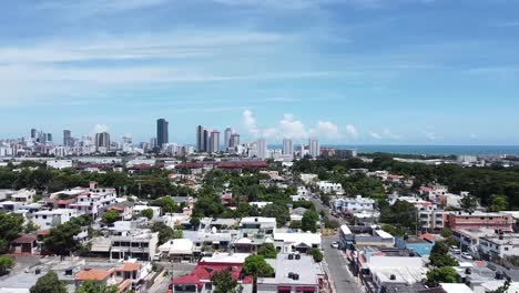 Drohnenansicht-Von-Hoch-über-Den-Häusern-Im-Wohngebiet-In-Santo-Domingo,-Schöner-Sonniger-Tag