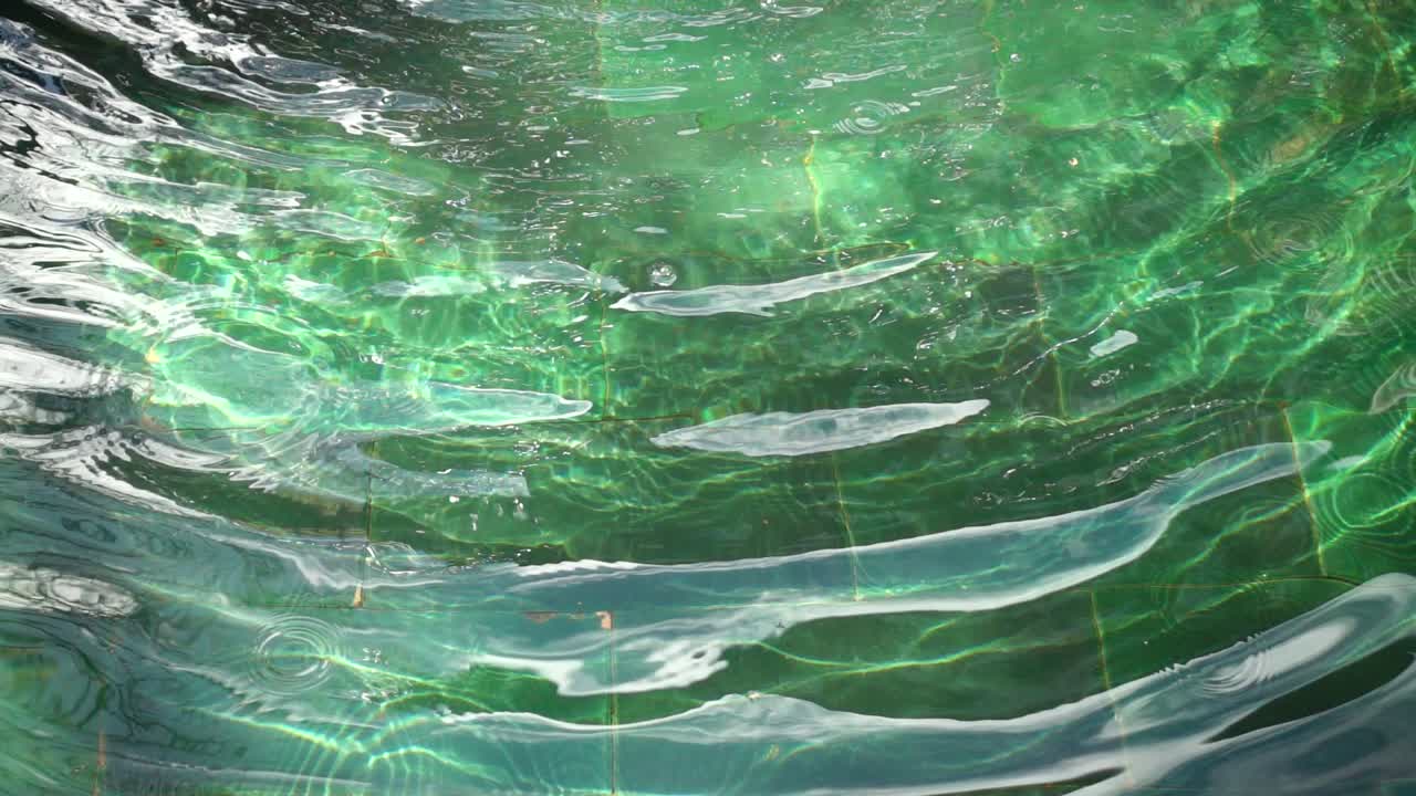 Ondulazioni d'acqua nella fontana. Movimento lento. Sfondo di increspature.
